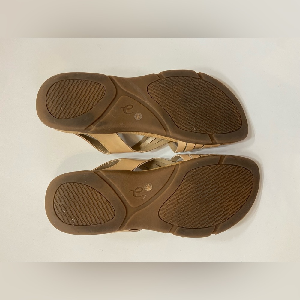 Women's Tan Sandals - Picture 13 of 16